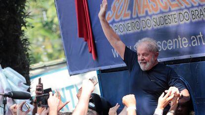 O ex-presidente Lula é carregado por uma multidão no Sindicato dos Metalúrgicos, em São Bernardo do Campo, em 7 de abril de 2018.