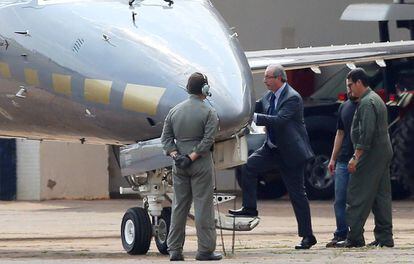 Preso, Eduardo Cunha é conduzido para avião da PF.