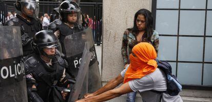 Manifestante enfrenta a polícia em Caracas.