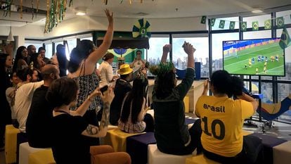 Empresas disponibilizaram TVs para funcionários assistirem aos jogos da Copa no Brasil.