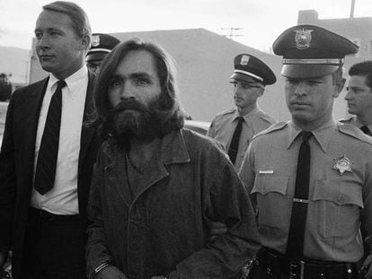 Manson é escoltado ao tribunal em 1969
