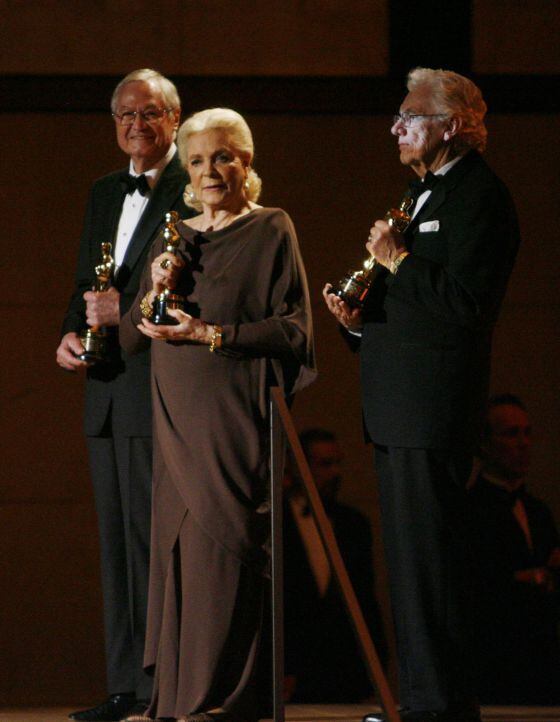 Gordon Willis, à direita, junto a Lauren Bacall e Roger Corman, em 2009, quando receberam o Oscar Honorífico às suas respectivas carreiras.