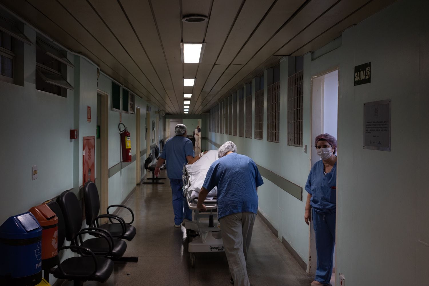 Nem todos os leitos do Hospital Tide Setúbal, referência na zona leste de São Paulo, estão voltados ao combate da covid-19. Na foto, funcionários levam uma gestante para a sala de parto.