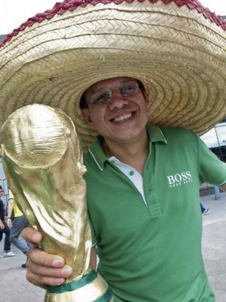 Um turista mexicano em Fortaleza (Brasil) nesta segunda-feira.