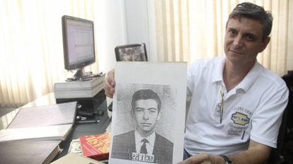 Fabiano Casemiro com a foto do pai