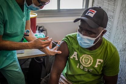Um refugiado africano é vacinado contra a covid-19, na terça-feira, em Tel Aviv.