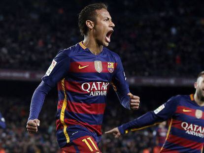 Neymar comemora após marcar.
