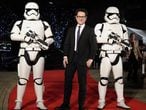 El director J. J. Abrams, con dos soldados imperiales, en un evento de 'Star Wars' en Tokio, el 11 de diciembre. 