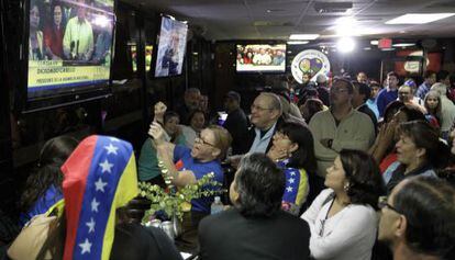Cidadãos venezuelanos em restaurante em Doral, Flórida.