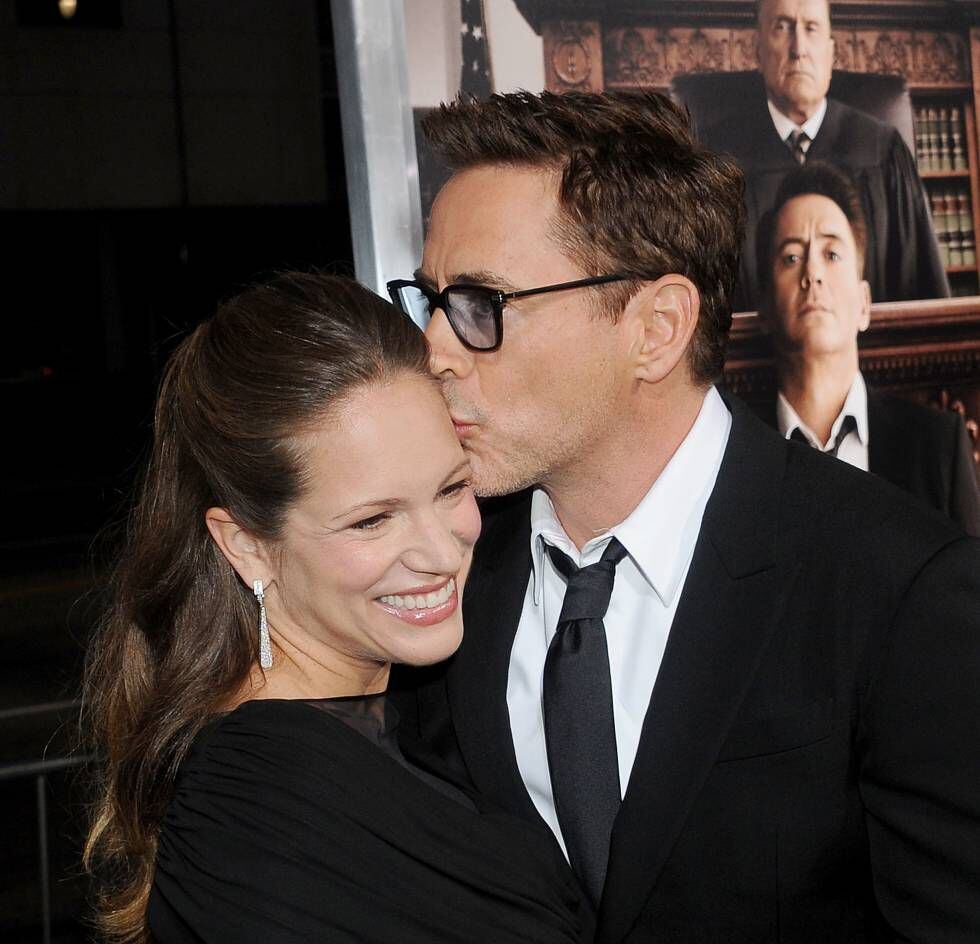 Robert Downey Jr. beija a esposa Susan Levin, com quem se casou em 2005.