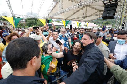 O presidente Jair Bolsonaro tira foto com apoiadores em Miracatau (SP), no dia 13 de outubro, durante entrega de títulos de propriedades rurais.