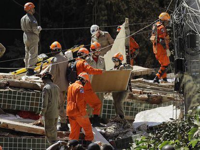 Bombeiros buscam sobreviventes nos escombros de dois prédios que desmoronaram no bairro de Muzema, no Rio de Janeiro, no dia 12 de abril de 2019.