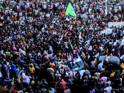Centenas de milhares de pessoas concentradas neste sábado nas ruas de Cartum.
