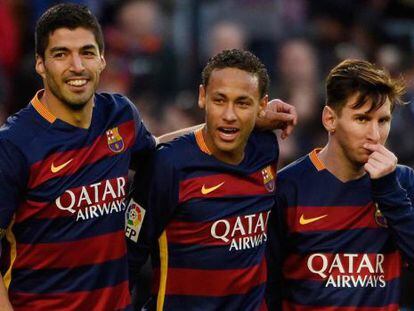 Suárez, Neymar, e Messi celebram um dos gols na Real Sociedad.