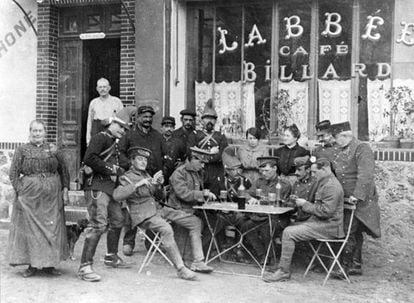 A confraternização dos soldados durante a Primeira Guerra Mundial foi amplamente documentada nas fotografias que os combatentes tiraram com suas câmeras. Nesta imagem de 16 de outubro de 1914, franceses e britânicos jogam cartas na porta de um café em Braisne (França).
