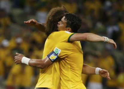 David Luiz e Thiago Silva se abraçam depois de derrotar a Colômbia.