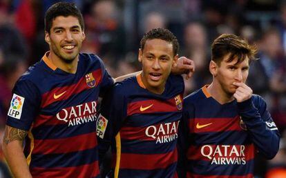 Suárez, Neymar, e Messi celebram um dos gols na Real Sociedad.