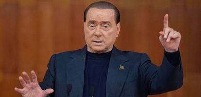 Silvio Berlusconi durante discurso da campanha eleitoral da Forza Italia.