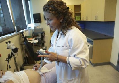 Uma médica examina mulher grávida em uma unidade médica da Flórida.