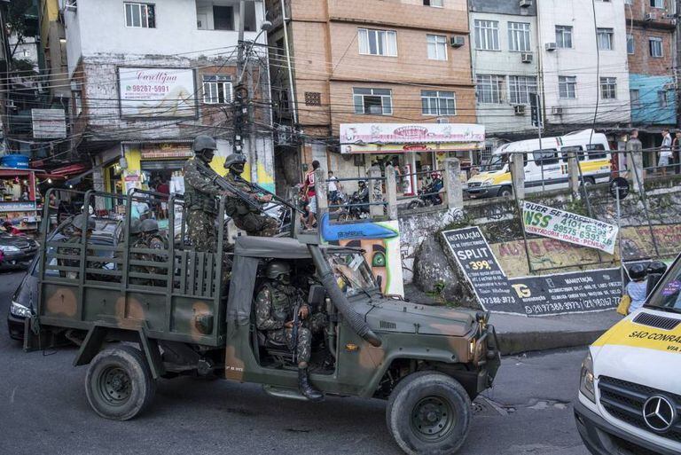Militares fazem operação na Rocinha durante a intervenção federal.