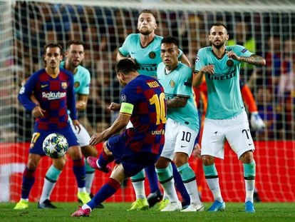 Messi cobra falta contra a Inter na primeira partida entre as equipes.