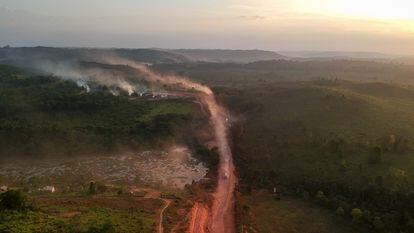 A poeira vermelha da rodovia BR230, conhecida como Transamazônica, mistura-se com os incêndios ao pôr-do-sol na cidade agrícola de Ruropolis, Pará. Setembro de 2019