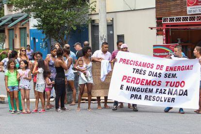 Moradores do Brooklin, em São Paulo,. protestam por falta de energia, no dia 12.