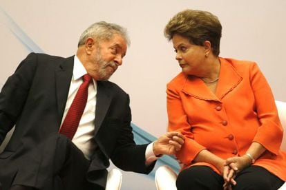 Dilma conversa com seu padrinho pol&iacute;tico em Bras&iacute;lia.