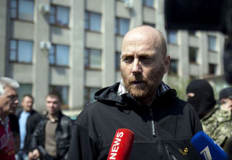 Axel Schneider, um dos inspetores libertados, em Slavyansk.