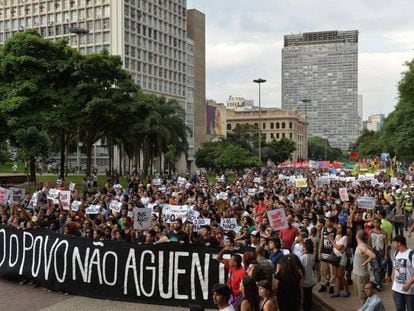 Manifestantes no centro de São Paulo nesta sexta.
