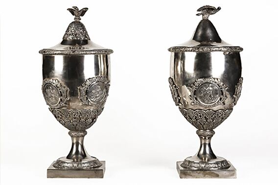 As urnas de prata usadas no Senado do Império aparecem no quadro do juramento da princesa Isabel, na imagem abaixo, no canto inferior esquerdo 