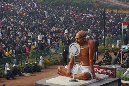 Uma imagem de Gandhi é levada pelo Rajpath, o bulevar cerimonial de Nova Délhi, na Índia, na sexta-feira passada.