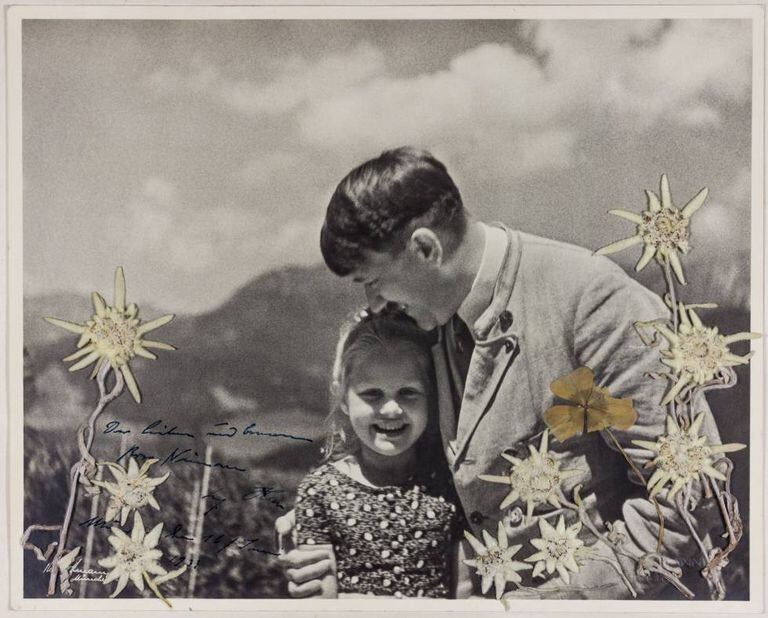 Fotografia cedida na quarta-feira pela casa de leilões de peças históricas Alexander mostrando Adolf Hitler com a menina judia Rosa Bernile Nienau.