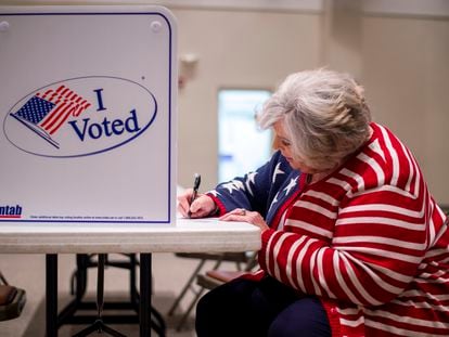 Carolyn Brown vota no condado de Campbell County, nas eleições da Virgínia na terça-feira.