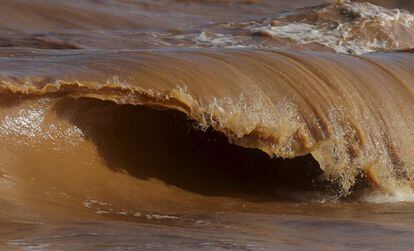 A wave is pictured on the sea near the mouth of Rio Doce (Doce River), which was flooded with mud after a dam owned by Vale SA and BHP Billiton Ltd burst, as the river joins the sea on the coast of Espirito Santo in Regencia Village, Brazil, November 22, 2015. REUTERS/Ricardo Moraes