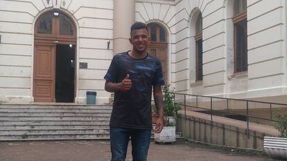 Adalberto Filho, de 18 anos, em frente ao colégio Paula Soares, em Porto Alegre.