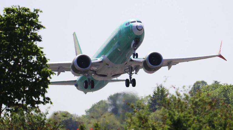 Um avião da família B737 Max decolando de Renton, Washington.