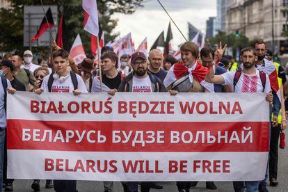 Passeata de membros da diáspora belarussa em Varsóvia, na Polônia, em homenagem ao primeiro aniversário dos protestos contra Aleksandr Lukashenko, neste domingo, 8 de agosto.