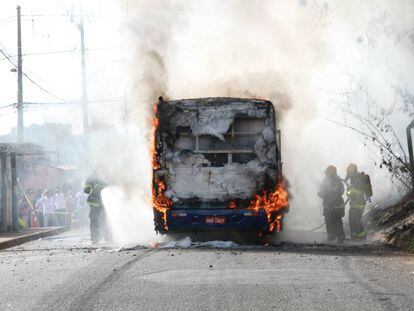 Bombeiros combatem as chamas de ônibus incendiado em Uberaba.