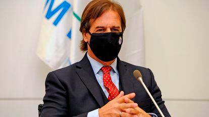 O presidente Luis Lacalle Pou usa máscara durante encontro no seu gabinete.