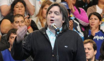 M&aacute;ximo, filho de N&eacute;stor e Cristina Kirchner, discursa em Buenos Aires.