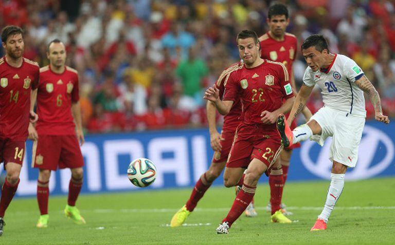 Aránguiz chuta para marcar o segundo gol.