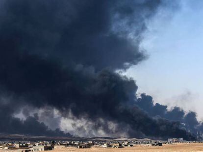 Fumaça gerada por incêndio de um poço petroleiro próximo a Mossul.