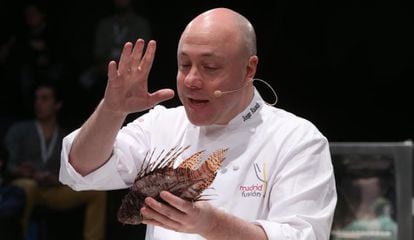 O chef colombiano Jorge Rausch segura um peixe-leão no festival de gastronomia ‘Madrid Fusión’.