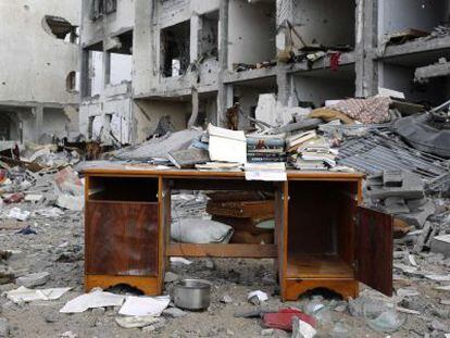 Uma escrivaninha nos escombros de um prédio bombardeado na Faixa de Gaza.