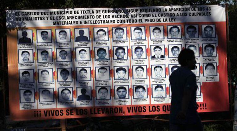 Manta com fotos dos 43 estudantes desaparecidos em Iguala.