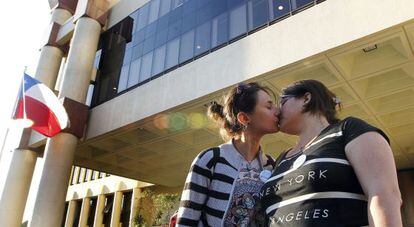 uas mulheres se beijam às portas do Congresso chileno.