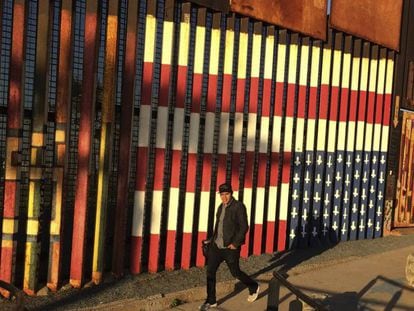 O muro entre M&eacute;xico e EUA em Tijuana.  