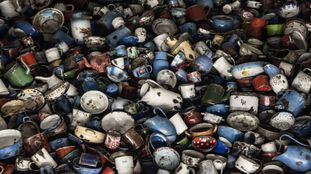 Utensílios de cozinha de vítimas do Holocausto nazista conservados no campo de extermínio de Auschwitz.