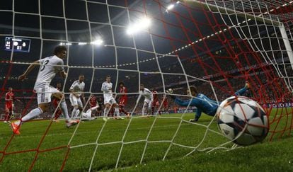 Ramos marcando um dos gols da partida.